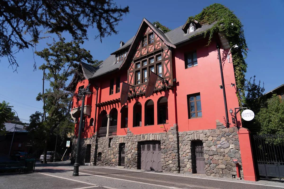 Hotel Castillo Rojo is situated in Santiago's Bellavista neighborhood and provides quick access to some of the city's best attractions.